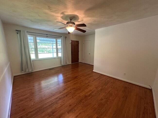 Building Photo - 729 W 38th St
