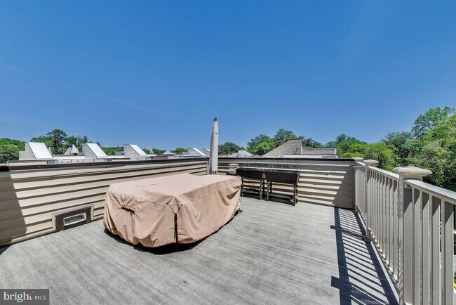 Building Photo - 5004 Oakmoore Dr