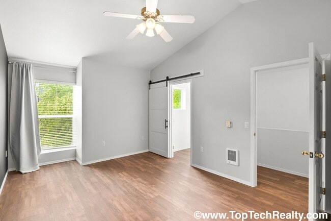 Building Photo - Charming 3 BD 2 BA Townhome Located in Hillsboro's Briarcreek Community | Recently Updated! | Mai...