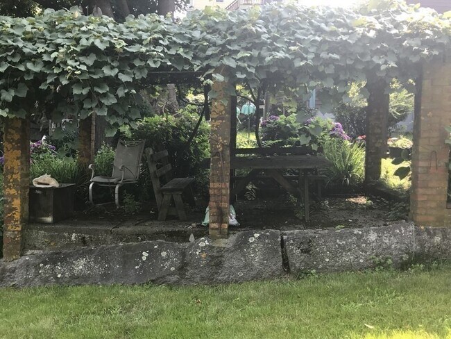 Building Photo - 25 1/2 King St