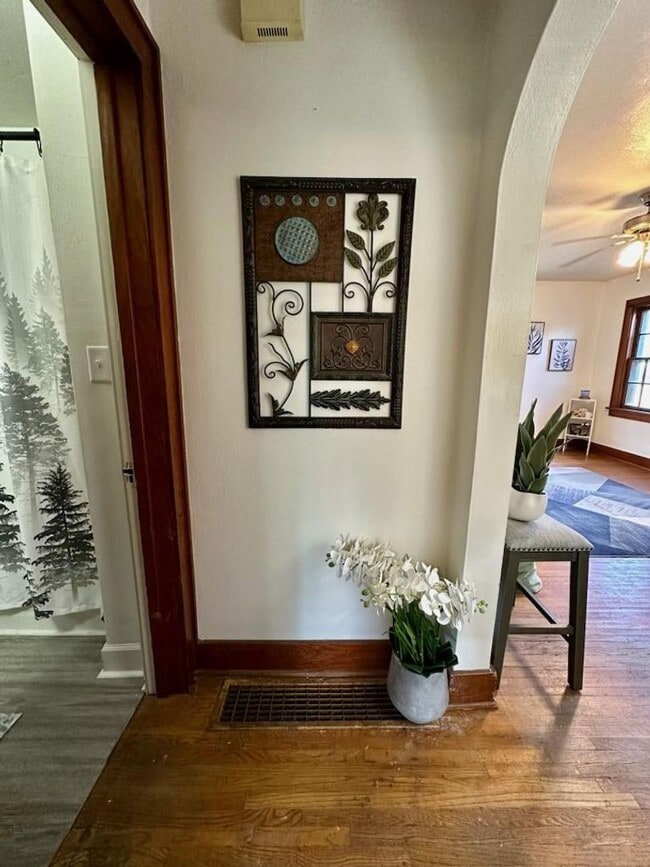 Building Photo - 2 bed, 1 bath home for rent in Waterloo
