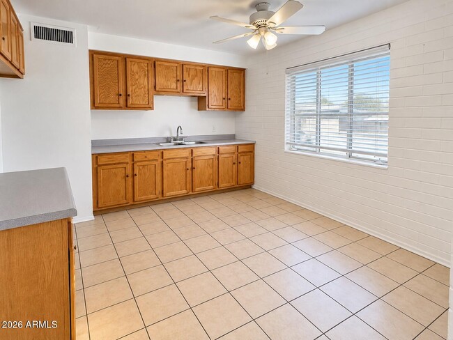 Building Photo - 11400 N 112th Dr