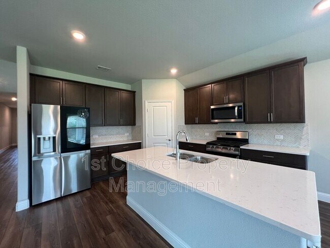 Building Photo - 2101 Sun Star Dr