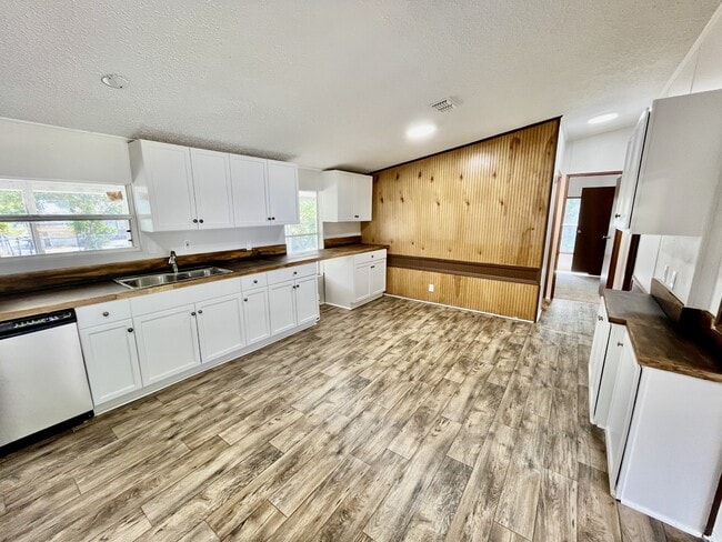 Building Photo - 2500 Gail Helen Ct