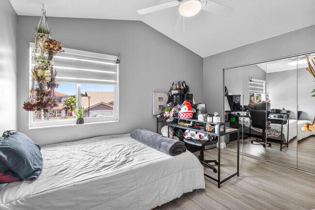 Building Photo - 10330 Buena Ventura Dr