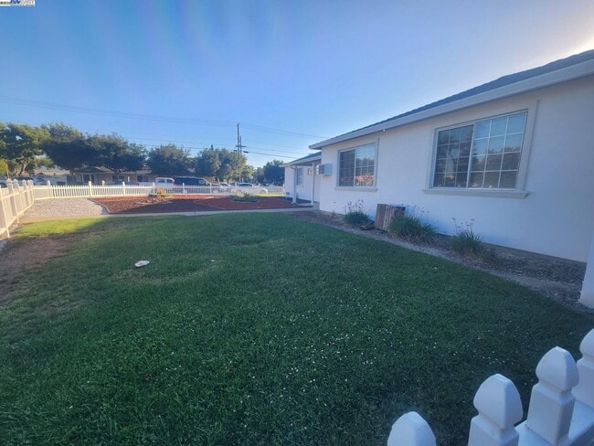 Building Photo - 323 Adelle St