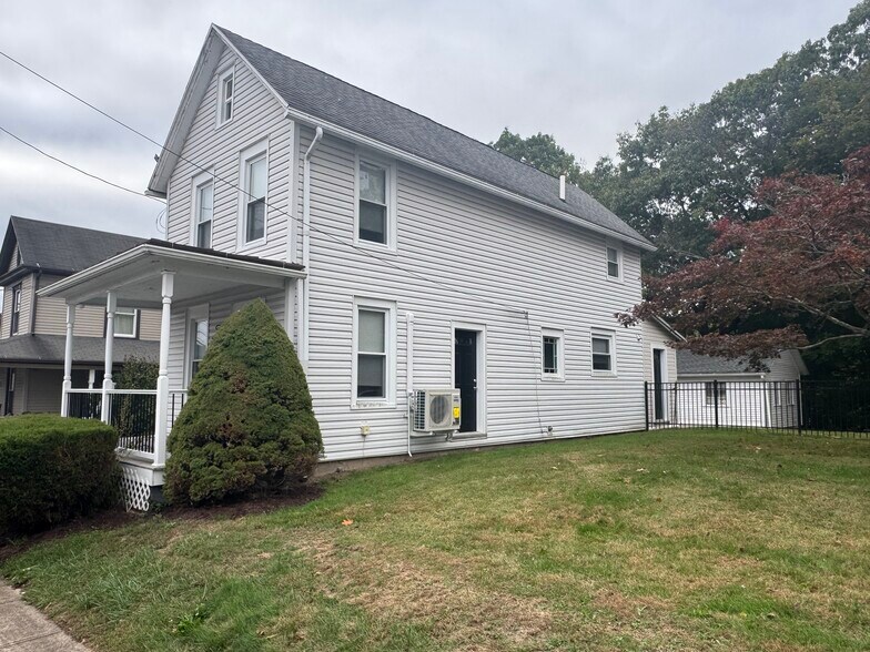 Side view - 205 Fair St