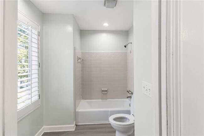 Building Photo - 2910 Emerald Dr