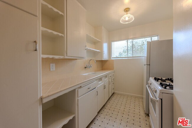 Building Photo - 302 N Maple St