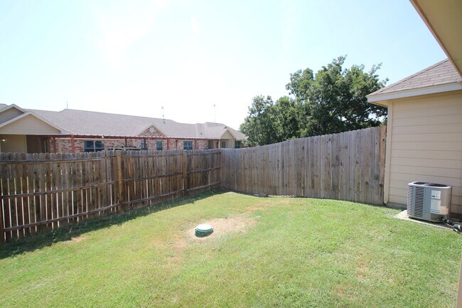 Building Photo - Coming Soon | 3BR/2BA Weatherford Town Home with Granite Countertops, Luxury Plank Floors & Appli...