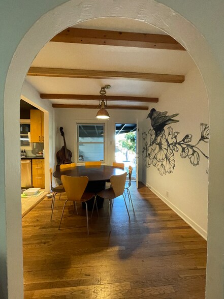 Building Photo - 463 Menker Ave