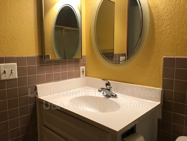 Building Photo - 5701 N Villa Cir