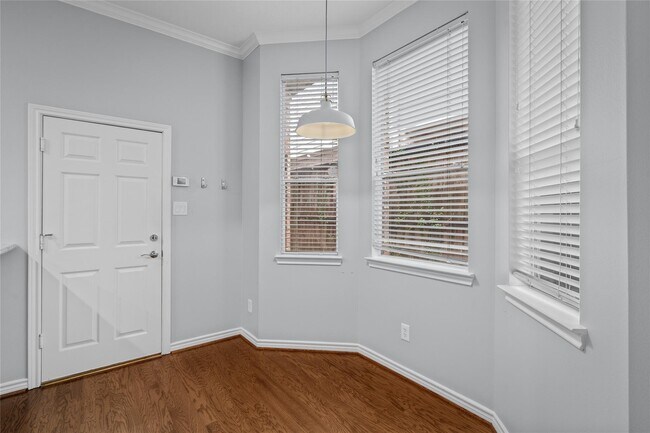 Building Photo - 612 Detering St