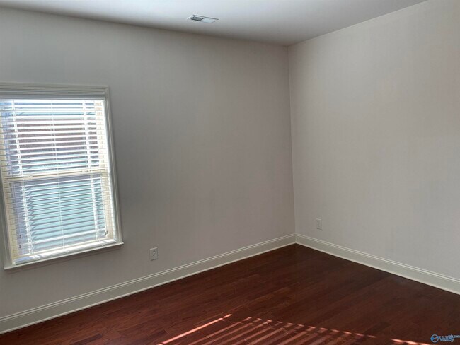 Building Photo - 3015 Hampstead Dr SE