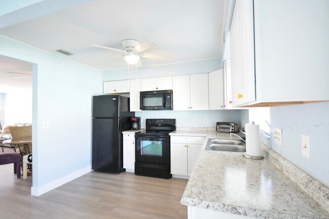 Building Photo - FULLY FURNISHED Condo For Rent in Pinellas...