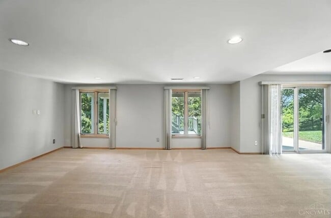Building Photo - Luxury, Privacy, and Convenience All in One!