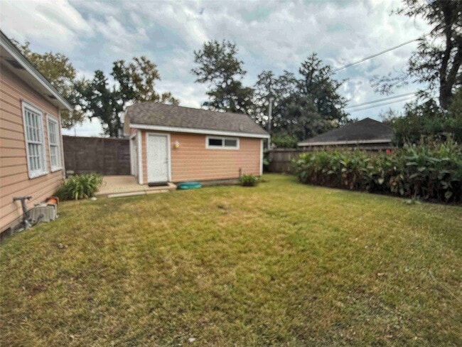 Building Photo - 604 E 17th St