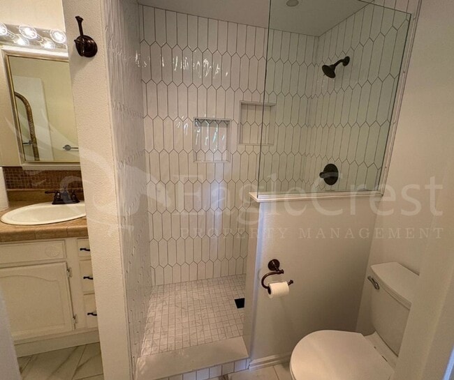 Building Photo - Three Bedroom Townhome Near Country Club G...