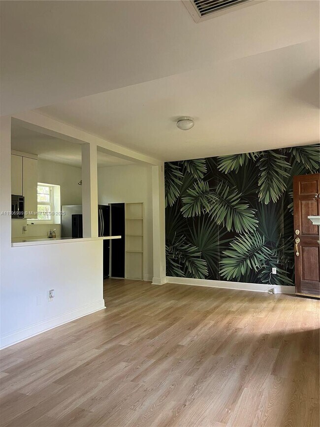 Building Photo - 4812 Pine Tree Dr