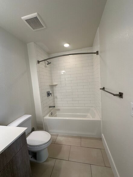 Building Photo - 337 NE 26th Ter
