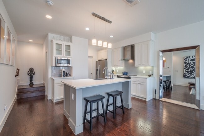 Building Photo - 2 Bed Option in East Dallas Townhome off Greenville Lakewood Neighborhood
