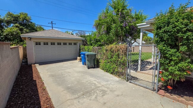 Building Photo - 2 Bed 1 Bath House By Michigan Park Available Now!