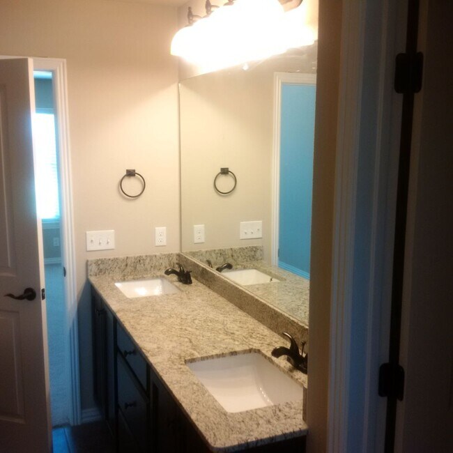 Building Photo - Nice 3 bedroom 2 bath 3 car garage home in East Fayetteville