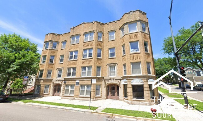 Building Photo - 2204 W Foster Ave