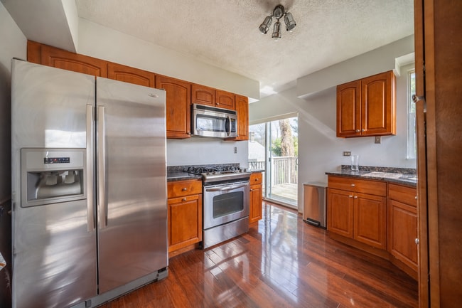 Building Photo - 714 Villa St