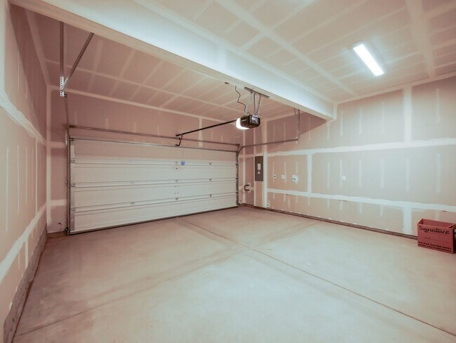 Building Photo - 4 Bed and 2.5 Bath Stunning Single-family ...