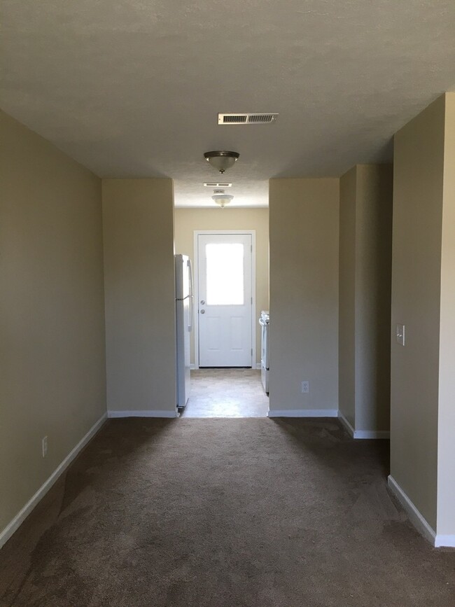 Building Photo - Efficient 2 Bed/1 Bath Duplex Unit in Spri...