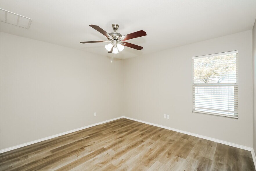 Building Photo - 1153 Skyline Dr