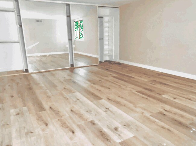Bedroom - 100 S Doheny Dr