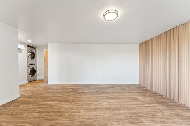 Building Photo - 1Bed/1Bath Apartment with HUGE Private Yard!