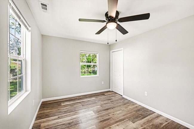 Building Photo - Renovated 2 Bed 1 Bath Home