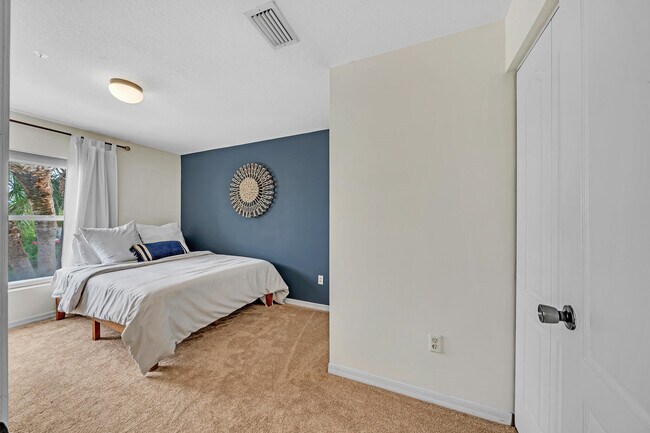 Building Photo - 6086 Seminole Gardens Cir