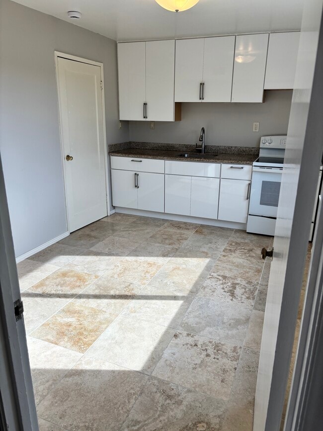 Building Photo - 6742 Snowdon Ave