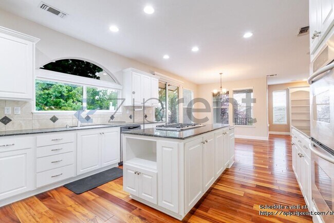 Building Photo - 4042 Plateau Cir