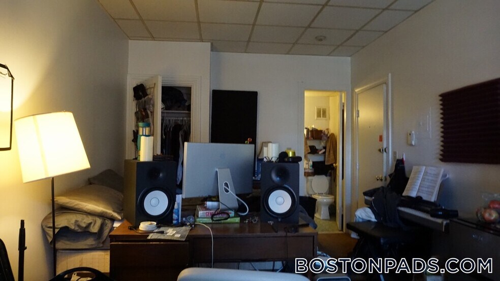 Building Photo - 405 Beacon St