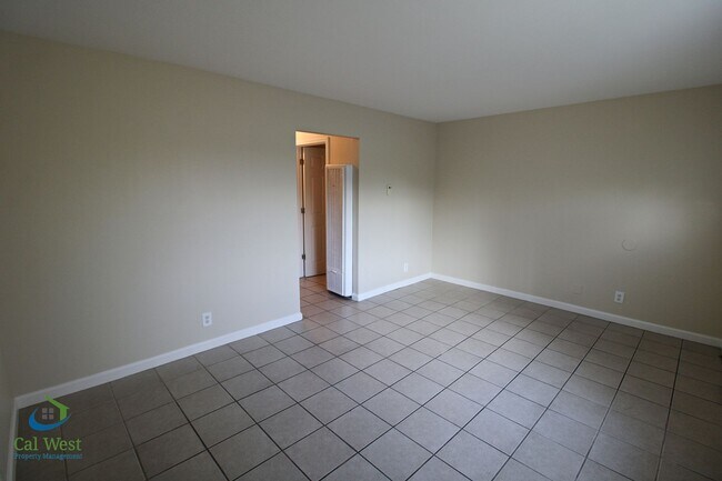 Building Photo - $3,095 2 Bedroom 1.5 Bath Bi-Level Town home
