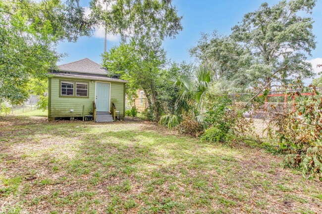 Building Photo - Charming Shotgun Home Just Minutes from Do...