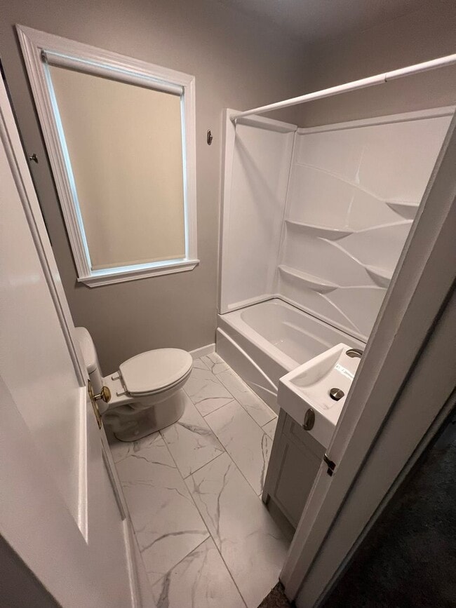 Building Photo - 2 bedroom home in Boone, fenced in yard, great for families!