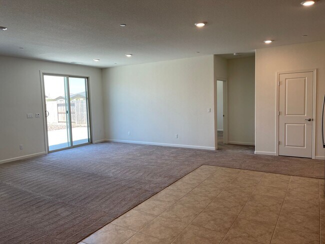 Building Photo - Large Clean Executive 4 Bedroom, 2.5 Bathroom, 2000 Sqft. Home for Lease