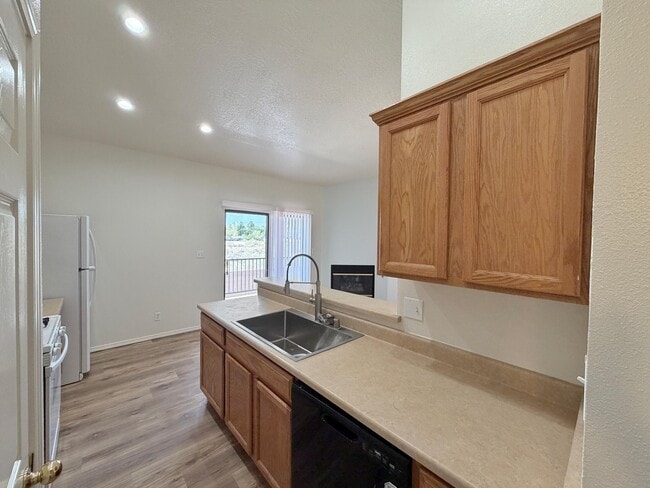 Building Photo - 1105 Meadowlark Way SE