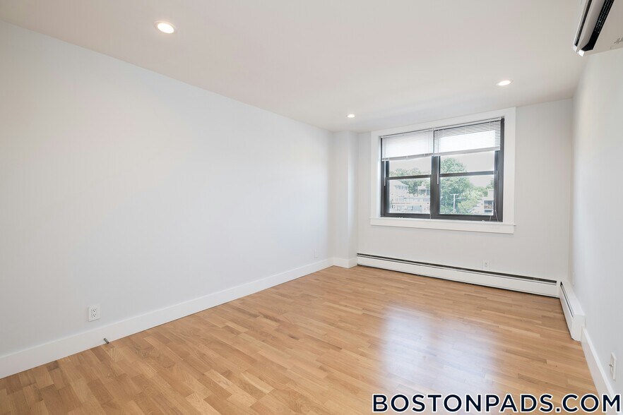 Building Photo - 1410 Columbia Rd