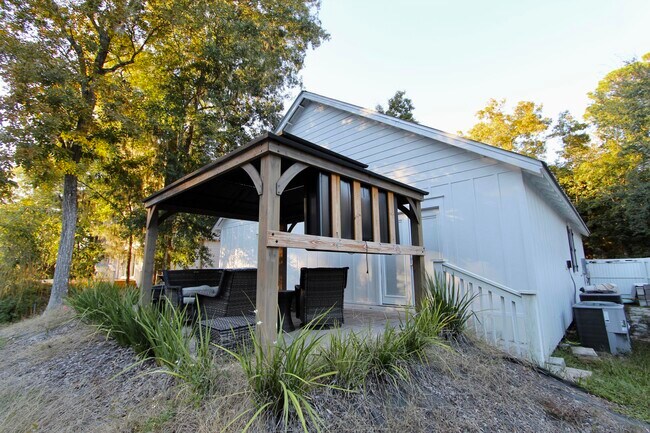 Building Photo - 8 Sally Ln