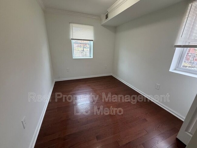 Building Photo - 405 Valley Ave SE