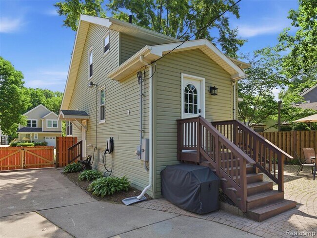 Building Photo - 626 Kayser Ave