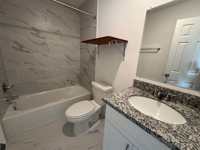 Building Photo - 3-Bedroom Duplex with Modern Finishes & Fu...