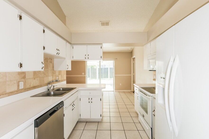 Building Photo - 656 Lakemont Dr